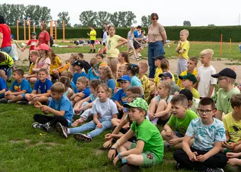 Uczniowie oczekują na rozstrzygnięcie konkursu plastycznego