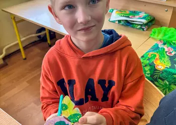 Szymon z narysowanym motylem