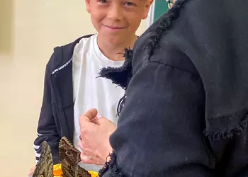 Maciek z motylem moro