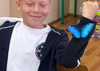 Maciek z motylem