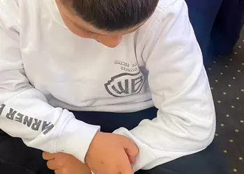 Uczeń obserwuje motyla