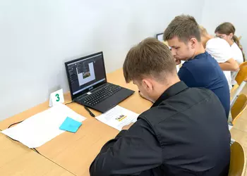 Drużyna uczniów klas 7-8 ze szkoły w Bronikowie wykonuje zadania