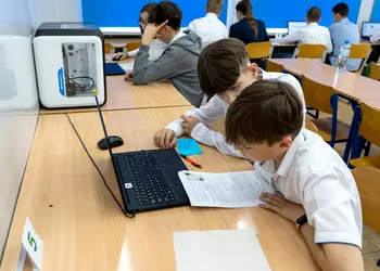 Drużyna uczniów klas 7-8 ze szkoły w Starym Bojanowie wykonuje zadania