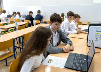 Drużyna uczniów klas 4-6 ze szkoły w Czaczu wykonuje zadania