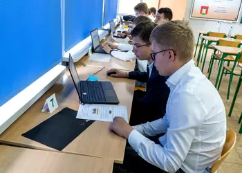 Drużyna uczniów klas 7-8 ze szkoły w Czaczu wykonuje zadania