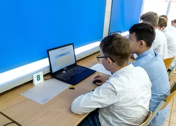 Drużyna uczniów klas 4-6 ze szkoły w Bronikowie wykonuje zadania