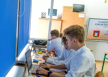 Drużyna uczniów klas 7-8 ze szkoły w Śmiglu wykonuje zadania