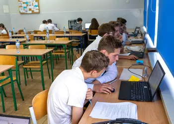 Drużyna uczniów klas 4-6 ze szkoły w Starym Bojanowie wykonuje zadania