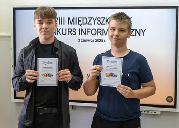 Drużyna uczniów klas 7-8 ze szkoły w Bronikowie