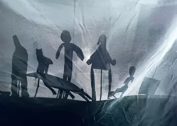 Bohaterowie opowieści - scena w teatrze cieni