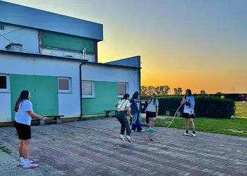 Dziewczęta skaczą przez sznura