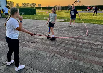 Dziewczęta z klasy czwartej skaczą przez sznura