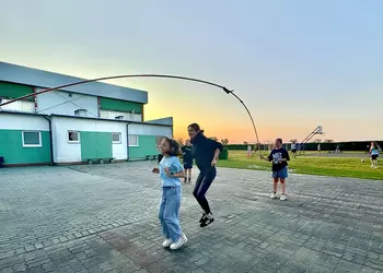 Uczennica i nauczycielka skaczą przez sznura