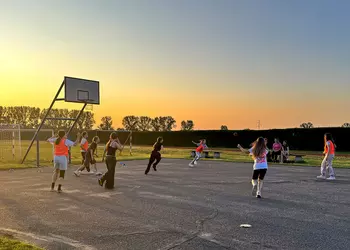 Wieczorne zabawy na boisku