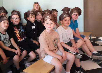 Chłopcy z klasy drugiej w czapkach kucharzy