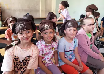 Dziewczęta z klasy drugiej w czapkach piekarzy