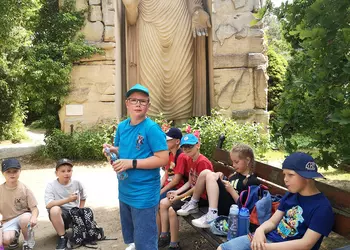 Chłopcy zwiedzają ekspozycję w ogrodzie