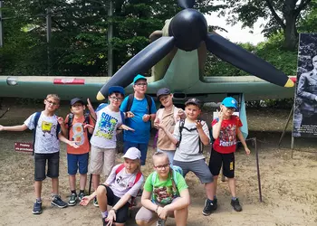 Uczniowie klasdrugich przed repliką samolotu