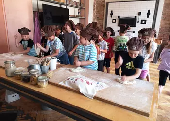 Uczestnicy wycieczki podczas warsztatów w Rogalowym Muzeum Poznania