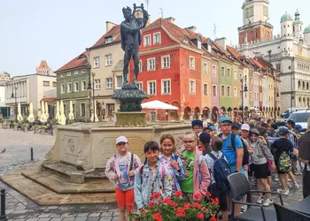 Uczestnicy wycieczki przy fontannie na Starym Rynku w Poznaniu