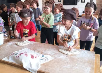 Uczniowie podczas warsztatów w Rogalowym Muzeum Poznania