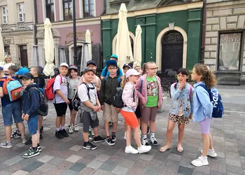 Uczestnicy wycieczki na Starym Rynku w Poznaniu