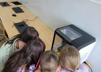 Uczniowie obserwują proces drukowania