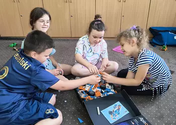 Pierwszoklasiści budują z klocków Apitor X