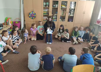 Uczennica z klasy 7a czytająca polecaną książkę drugoklasistom