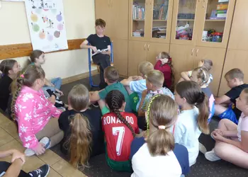 Uczeń z klasy 7a czytająca polecaną książkę trzecioklasistom