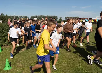 Uczniowie klas 4 i 5 podczas biegu