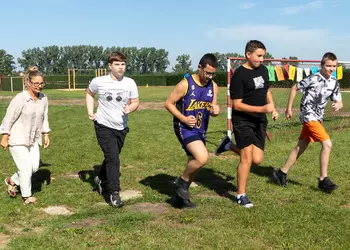 Uczniowie klas ósmych podczas biegu