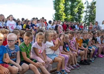 Uczniowie słuchają informacji na temat biegu dla Szymona