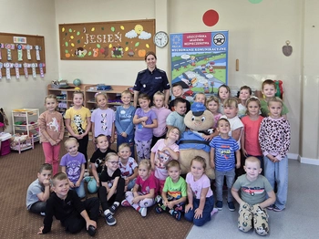 Przedszkolaki z grupy 0a i 0b z Panią policjantką
