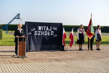 Dyrektor szkoły wita uczniów powracających po wakacjach do szkoły