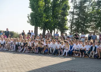 Uczniowie klas 1 - 3 podczas inauguracji roku szkolnego