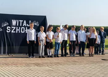 Uczniowie klasy 2 prezentują część artystyczną uroczystości