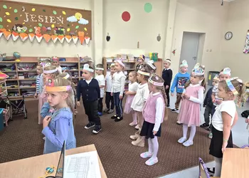 Dzieci z grup przedszkolnych podczas wsplnej zabawy