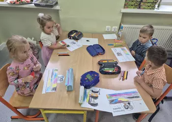 Najmłodsi podczas robienia opasek przedszkolaka