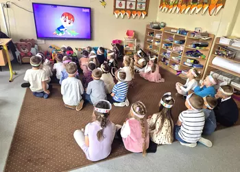 Przedszkolacy oglądają prezentację o Dniu Przedszkolaka