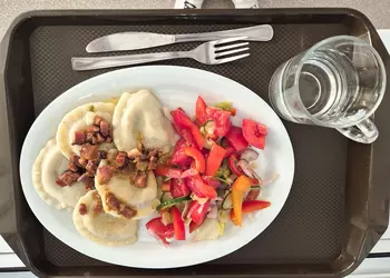 Smaki gruzińskie na obiad. Pierożki Chinkali i sałatka.