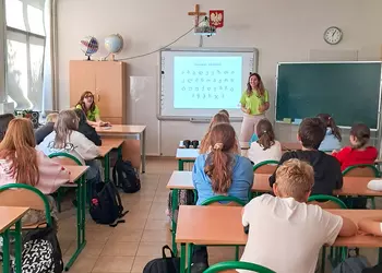 Uczniowie klas 5b i 6a podczas zajęć z wolontariuszkami