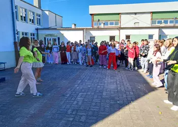 Wspólny taniec na boisku szkolnym