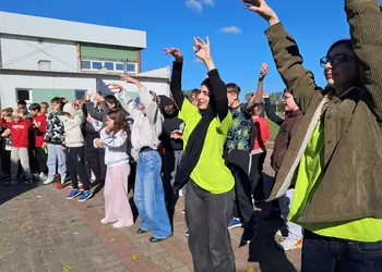 Zabawa z wolontariuszkami podczas przerwy