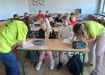 Zapisywanie własnych imion w języku gruzińskim przez uczniów kl. 4a