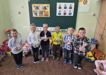 Chłopcy z najmłodszej grupy z upominkami z okazji Dnia Chłopca.