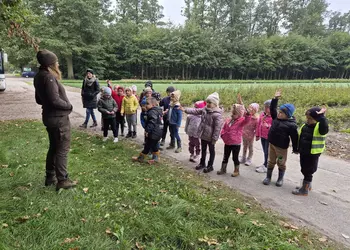Najmłodsi uczniowie podczas zajęc edukaacyjnych z panią leśnik.