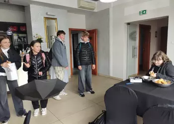 Drużyna podczas wykonywania zadania w restauracji