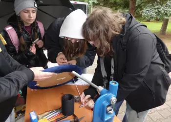 Uczeniowe podczas zadania związanego z tapicerowaniem