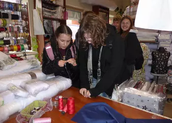 Uczennice wykonujące kolejne zadanie - przyszywanie guzika